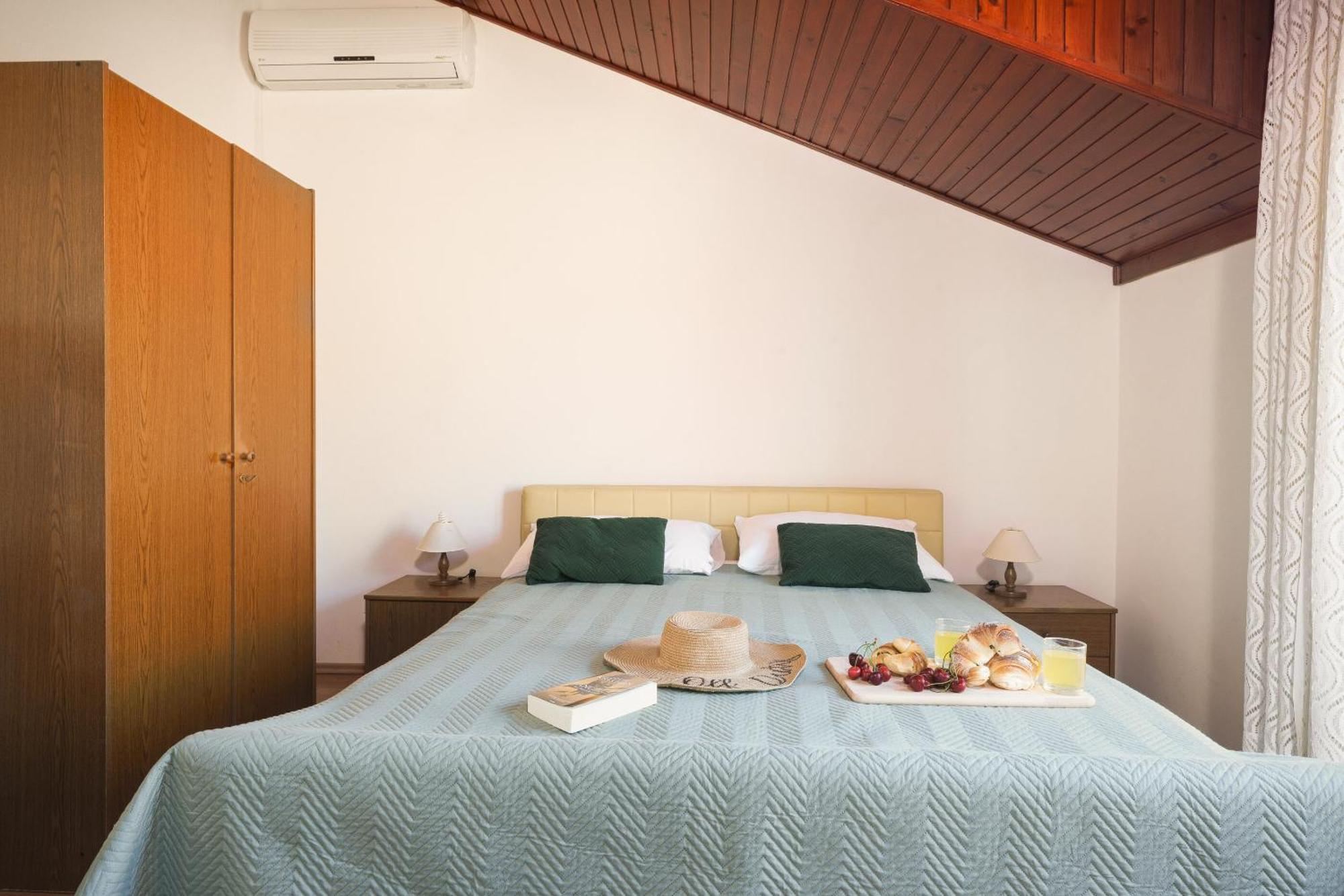 Apartment And Rooms Mrkovic Vodice Exterior foto